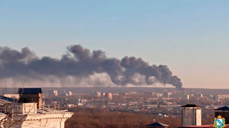 Las autoridades de Rusia denunciaron una ola de ataques con drones cerca de la frontera con Ucrania.&nbsp;