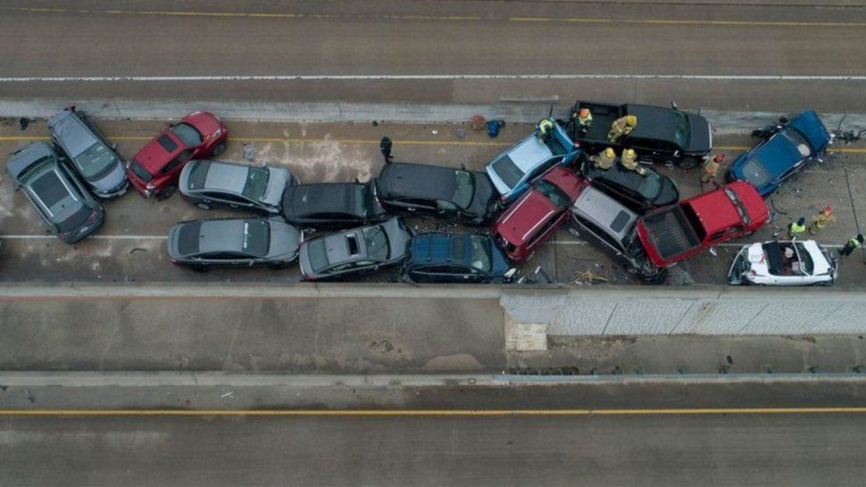 Impactante accidente en Texas más de 100 autos chocaron en la autopista