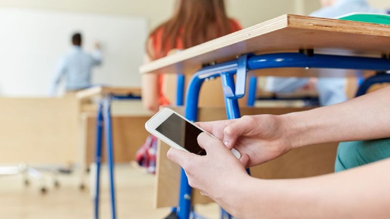 Buscarán regular el uso de celulares dentro de las aulas en este segundo semestre