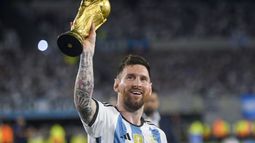 Lionel Messi con la copa de campeón del mundo.