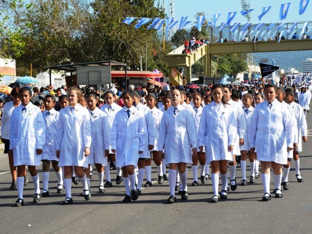 Desfile en Av. Savio