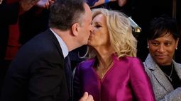 Un video viral muestra un supuesto beso entre la pareja de Joe Biden y el marido de la vicepresidente.