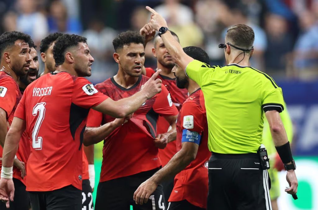 Grecia denunció al árbitro ante la FIFA