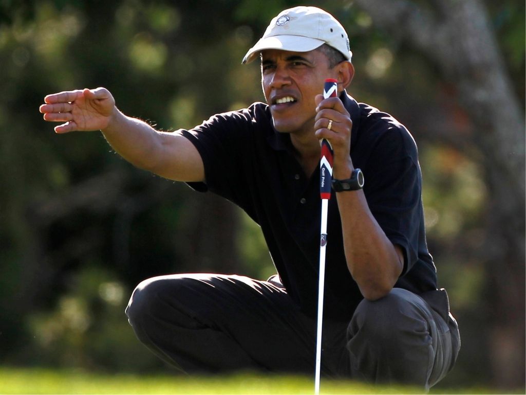 Barack Obama jugando al golf