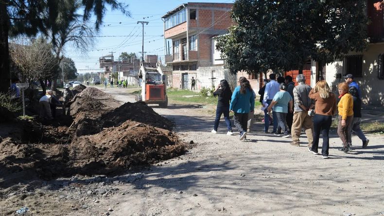 Obras de cordón cuneta y badenes en Alto Comedero
