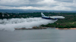 Susto en el dique San Roque: un avión bombero realizó una maniobra que sorprendió a todos