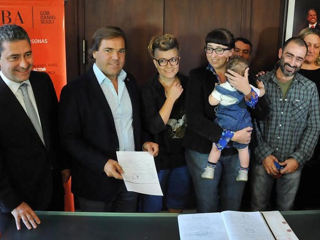 Bebé llevará tres apellidos