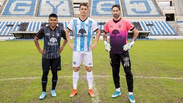 Los jugadores presentaron la nueva camiseta de Gimnasia de Jujuy.