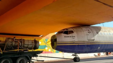 El avión quedó atascado en un puente mientras era trasladado por un camión.