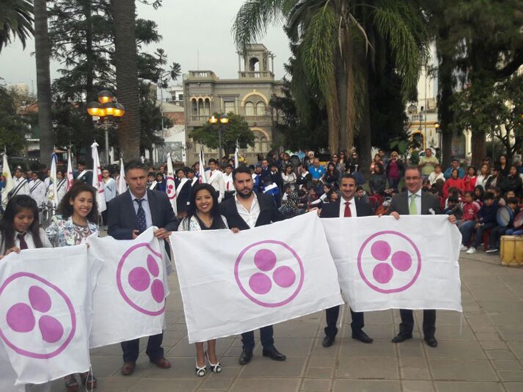 Entrega de la bandera de la Paz