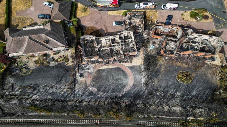 El incendio consumió mansiones en medio de la sequía y altas temperaturas.