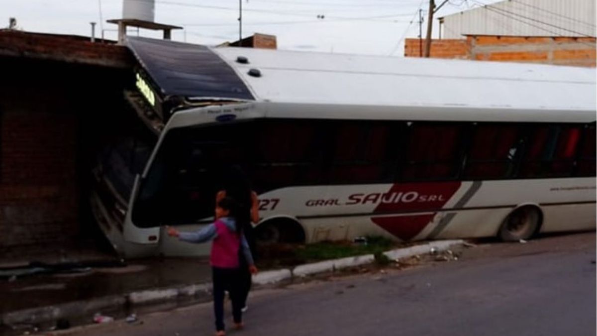 Un colectivo se incrustó contra una casa en Palpalá
