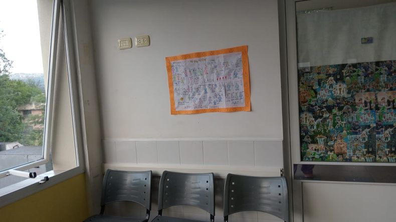 El hermoso dibujo de Ian quedó pegado en el ingreso a la Sala Amarilla como un gran y emotivo recuerdo. El hermoso dibujo de Ian quedó pegado en el ingreso a la Sala Amarilla como un gran y emotivo recuerdo.