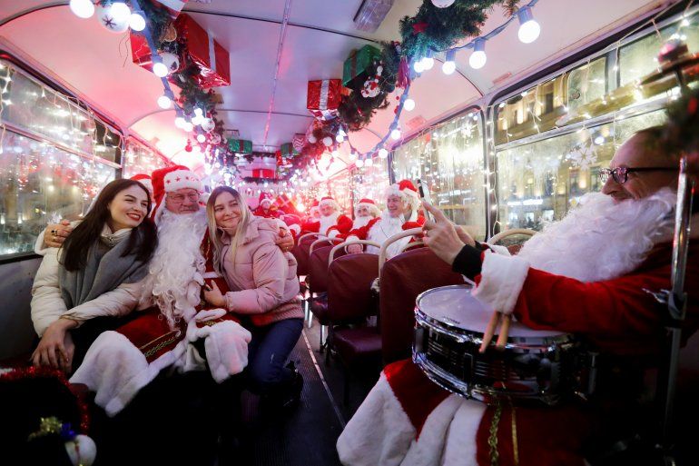 Un autob&uacute;s decorado en San Petersburgo, Rusia