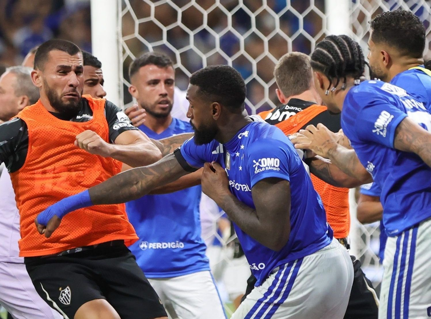 Con 23 expulsados, la final entre Cruzeiro y Atlético Mineiro en Brasil quedó marcada por un escándalo en el fútbol que dio la vuelta al mundo.