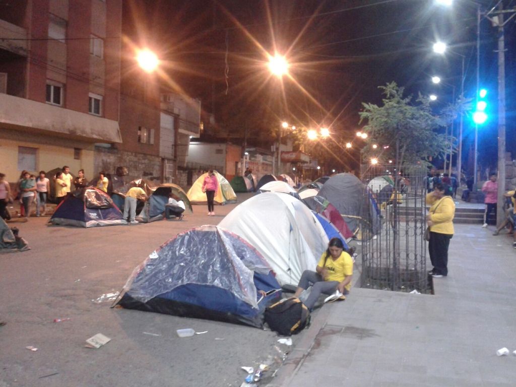 Carpas en pleno centro jujeño