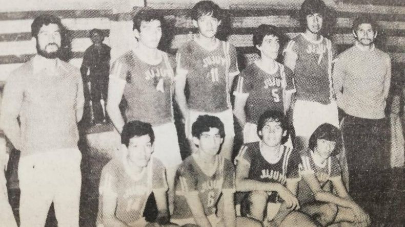 Néstor Gómez en sus comienzos en el básquet