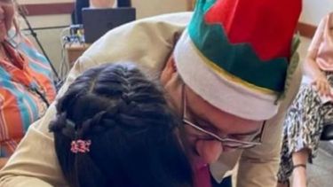 El emotivo gesto de un juez con una niña adoptada.&nbsp;