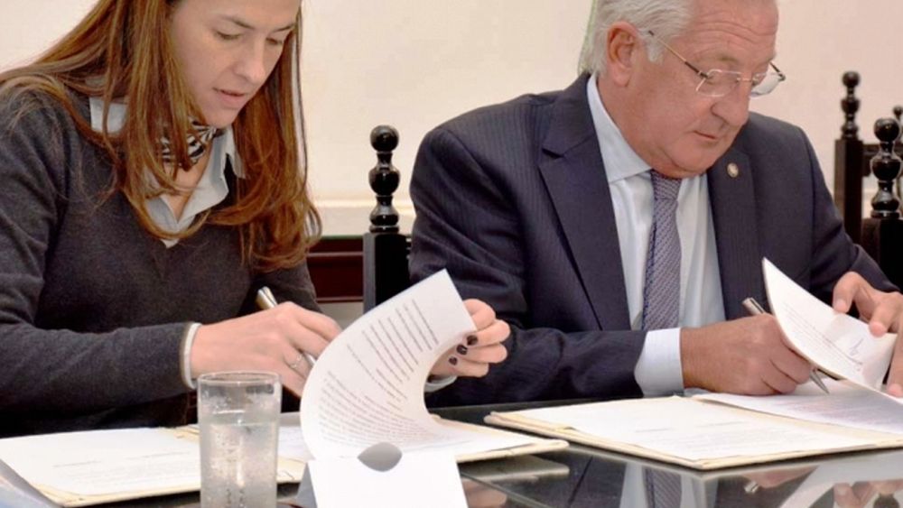Firma de adhesión