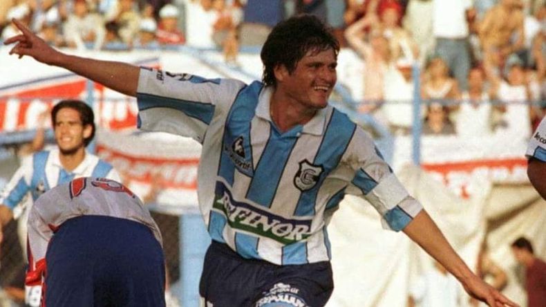 Mario Lobo se desempeña en el fútbol de veteranos.