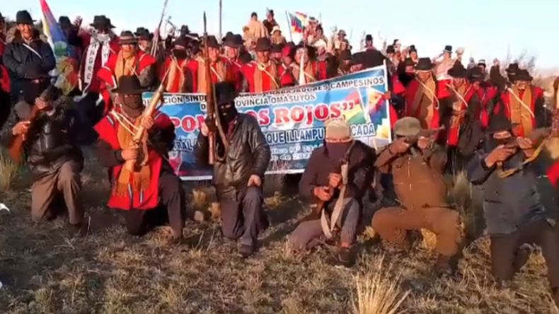 Quiénes son los Ponchos Rojos en Bolivia.
