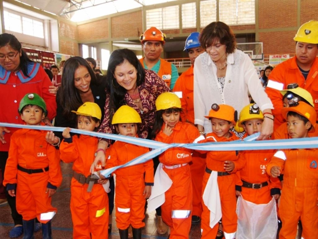 Lic. Gelmetti junto a los niños