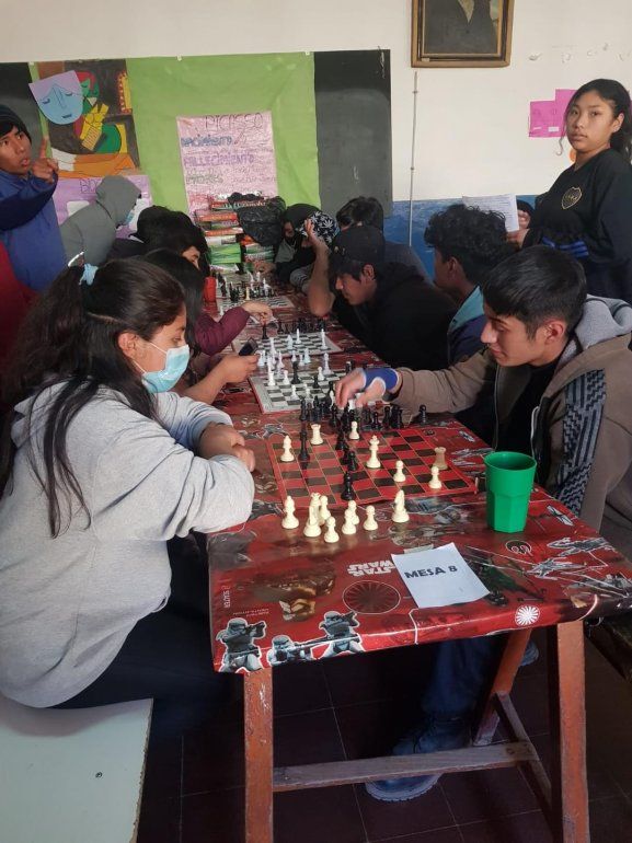Ventajas de jugar al ajedrez: Favorece el equilibrio entre lo racional y lo emocional, haciendo que los pequeños acepten y aprendan a encajar tanto los triunfos como los fracasos