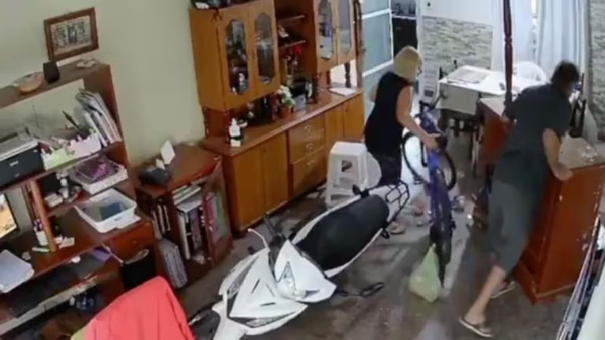Intentó guardar su moto y terminó destrozando el living de su casa.