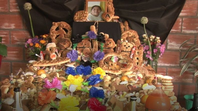 La mesa con las ofrendas.