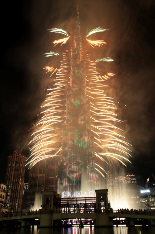 El rascacielos Burj Khalifa, el edificio m&aacute;s alto del mundo, cubierto de luces durante las celebraciones de A&ntilde;o Nuevo en Dubai (REUTERS Christopher Pike)