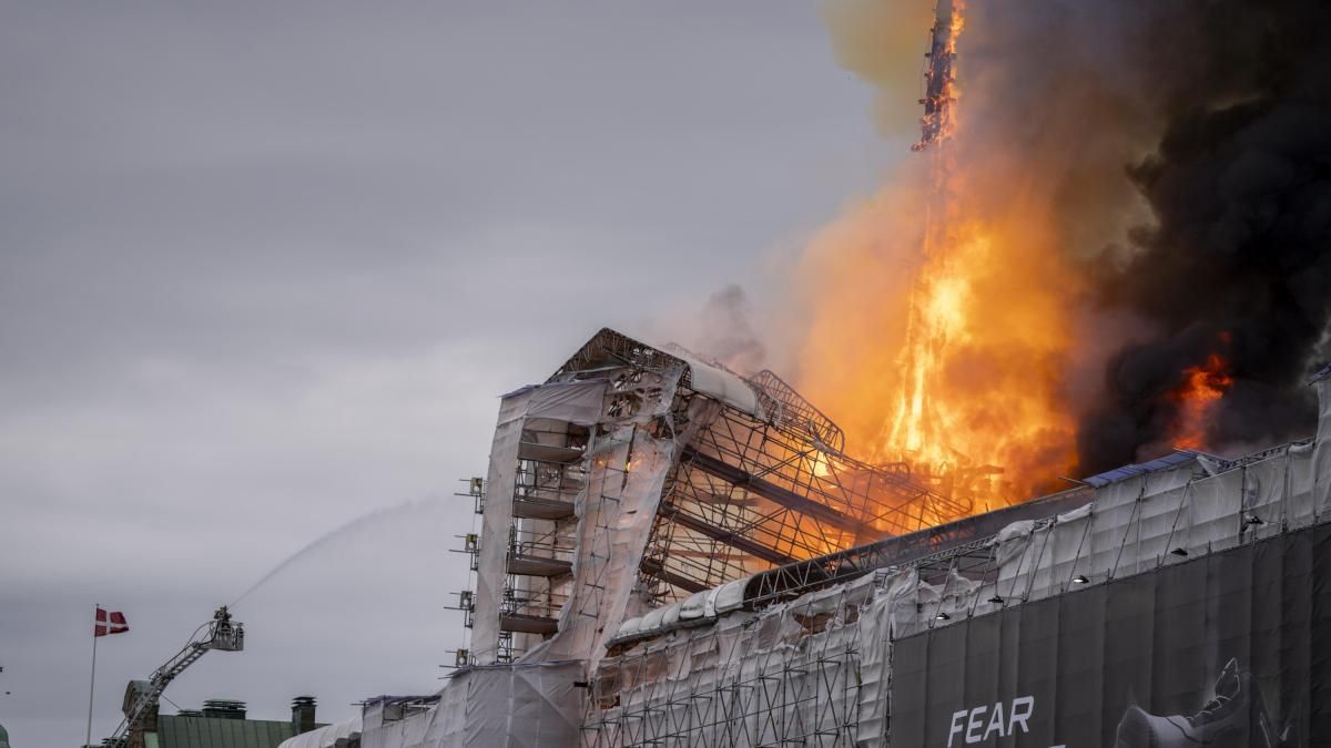 Un incendio destruye la Bolsa de Copenhague.