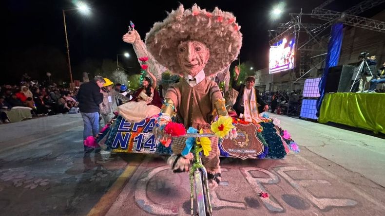 Desfile de carrozas en La Quiaca.