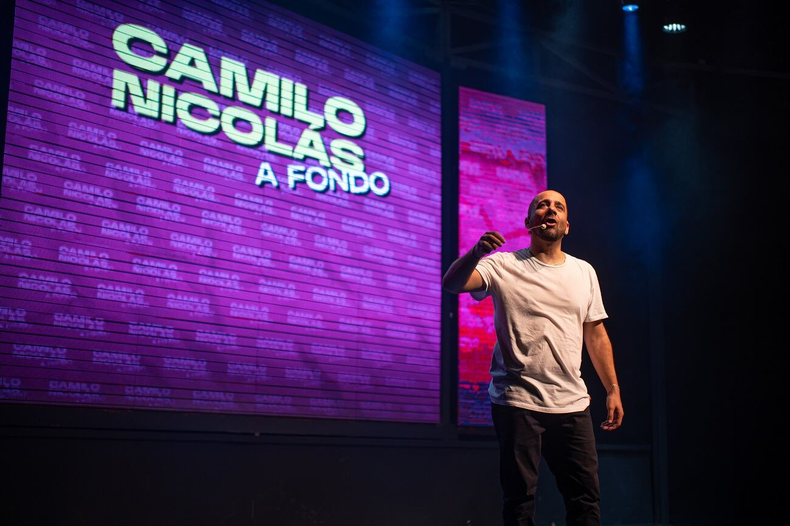 Para coronar 15 años de carrera, el cordobés estrenó este verano “Camilo Nicolás a fondo”, obra que combina tres géneros humorísticos y llega a Jujuy este 22 de marzo.  