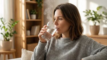 La viralización del hábito de beber agua caliente en redes sociales no cuenta con respaldo científico sólido.