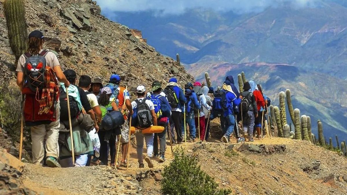 Peregrinos ascienden a Punta Corral.&nbsp;/Archivo