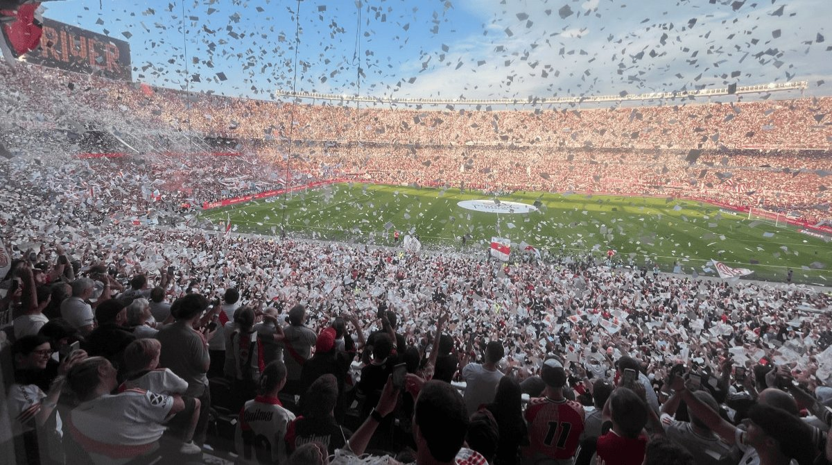La seguridad de CABA prohíbe la utilización de papelitos cortados en los estadios como elemento de festejo en las tribunas. La medida se tomó tras el recibimiento de River frente a Boca en el Superclásico, el cual generó un pequeño foco de incendio
