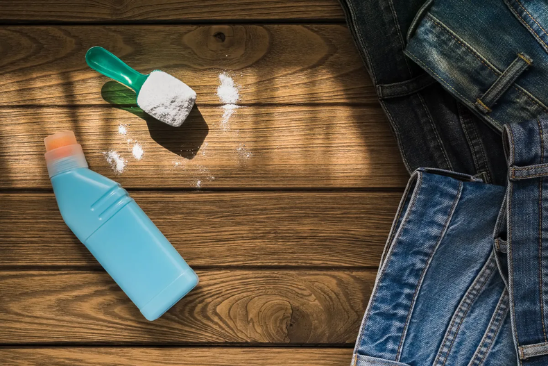 Cuidando a tus jeans Si notas que tus vaqueros pierden forma, tamaño o color lavado tras lavado, es probable que no los estés lavando como es debido o, quizás, estés haciéndolo más de lo realmente necesario.