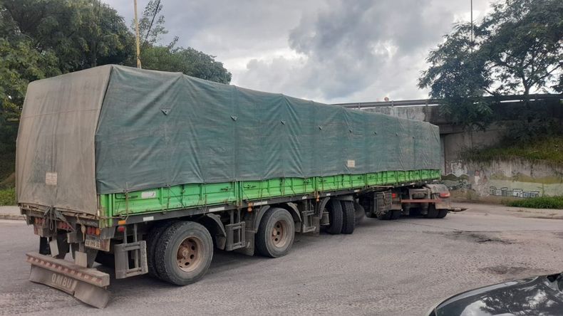 Un camión quedó varado en la ruta 9: hay corte total