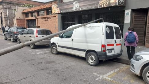 Todo Jujuy | Se cayó un poste sobre calle Necochea y aplastó el techo de una camioneta