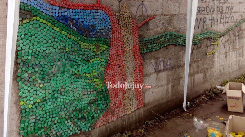 El arte de reciclar: los chicos del Secu 6 construyen un mural con tapitas de plástico