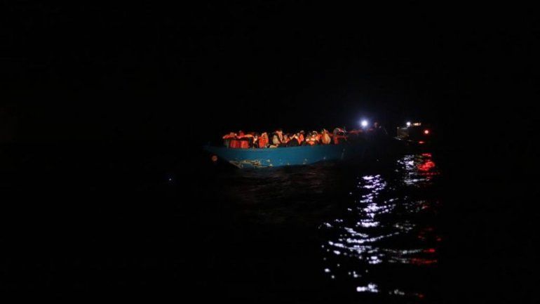 "Poco después de rescatar otra barca a la deriva con 64 personas, pudimos  evacuar de urgencia en helicóptero de la Guardia Costera Italiana", escribieron desde Open Arms junto a esta foto que postearon en Twitter.