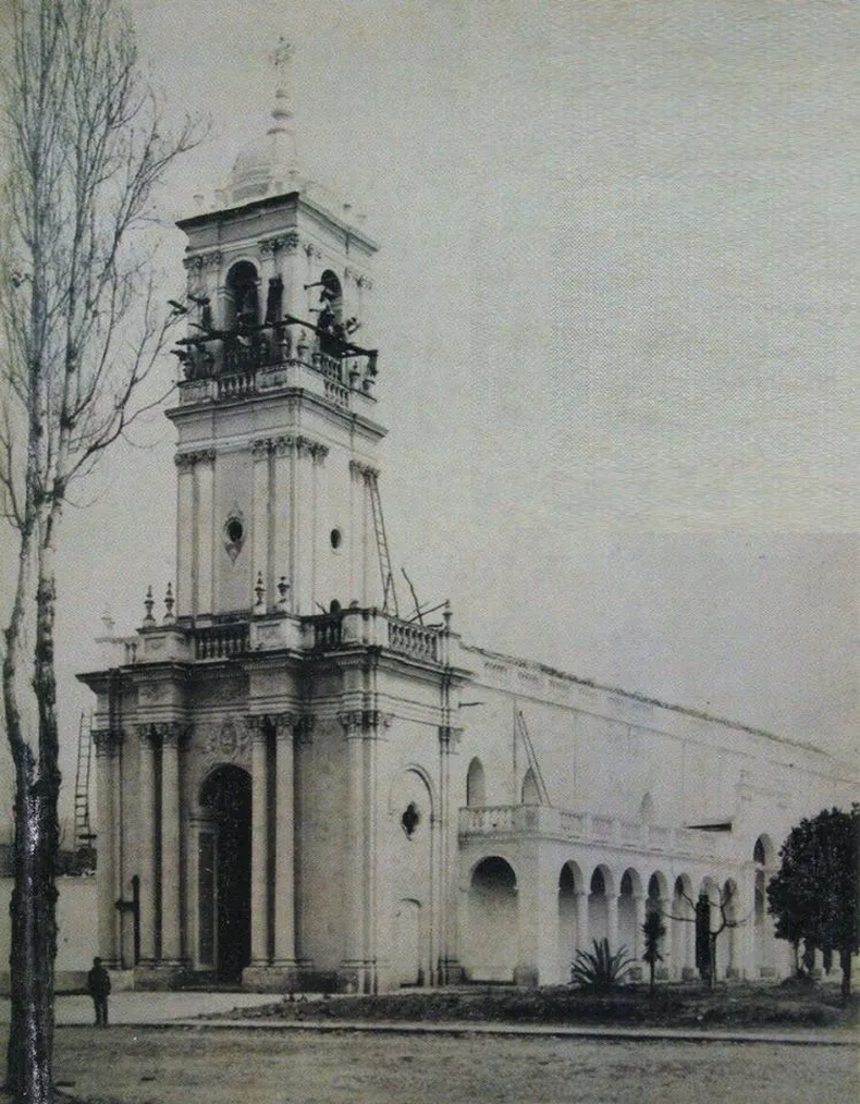 En 1593, año fundacional de la ciudad, en el lugar que hoy ocupa la Catedral, se instaló el primer edificio.