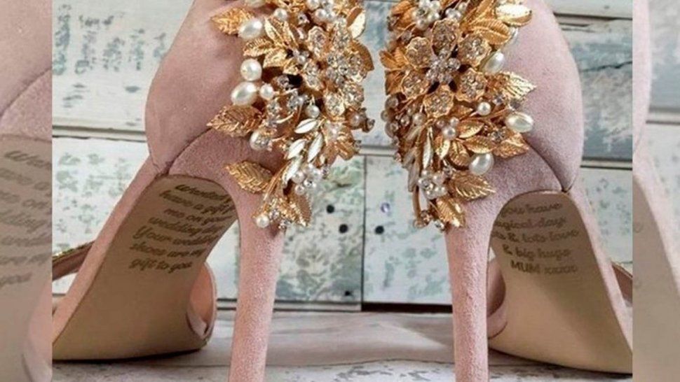 Estaba por dar el sí y vio un mensaje en sus zapatos que escribió su mamá antes de morir
