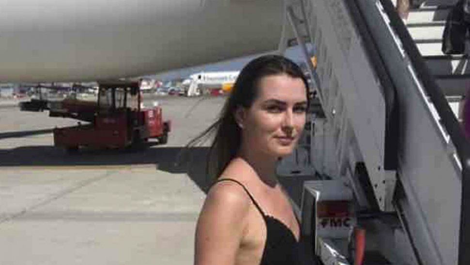 Intentan bajar a mujer de un vuelo por su vestimenta inapropiada