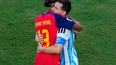 El abrazo afectuoso entre Lamine Yamal y Lionel Messi tras el título mundial de España ante la Argentina, en julio pasadoYuki Iwamura - AP