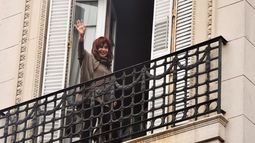 Cristina Kirchner en su departamento de Constitución (Archivo)