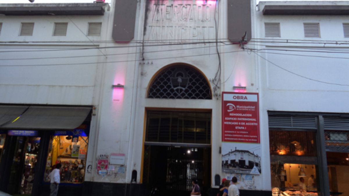Mercado Central 6 de agosto, fachada calle Alvear, destaca el cartel de OBRA&nbsp; de la Municipalidad de San Salvador de Jujuy. Enero 2022. Foto: Ivone Carrillo