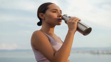 Expertos aseguran que la leche es mejor que el agua para hidratarse.