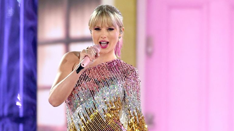Taylor Swift ingresó en la historia al convertirse en la primera artista en ocupar de manera simultánea los diez primeros puestos del ranking Hot 100. 