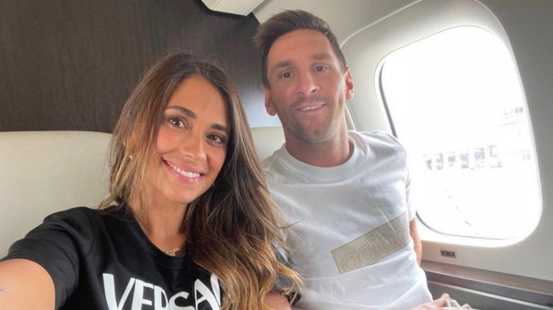 Antonella y Messi, rumbo a París.